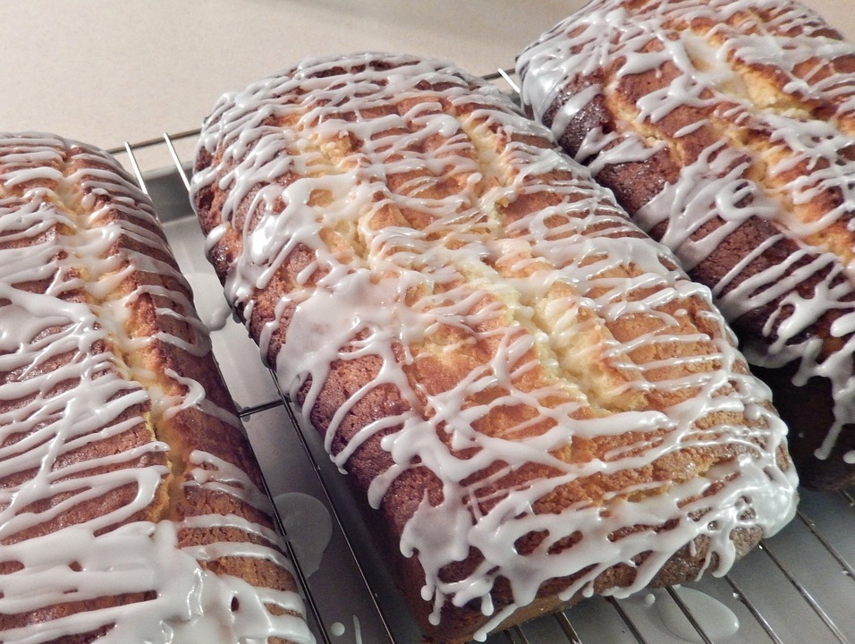 butter pound cakes with vanilla frosting