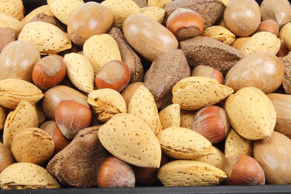 a mix of low carb nuts