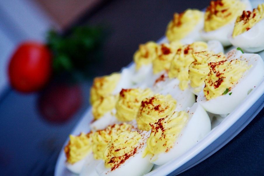 deviled-eggs-with-chili-powder