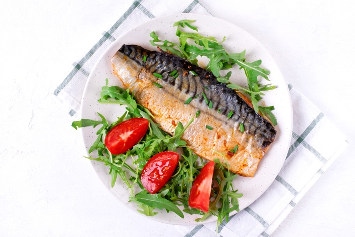 Roasted mackerel with arugula and tomatoes