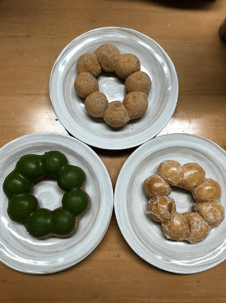 three plates of pon de ring