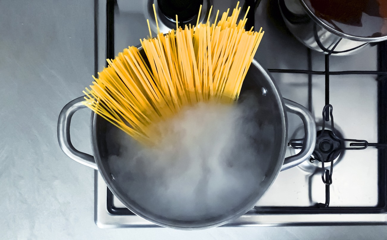 Cooking raw spaghetti in boiling water