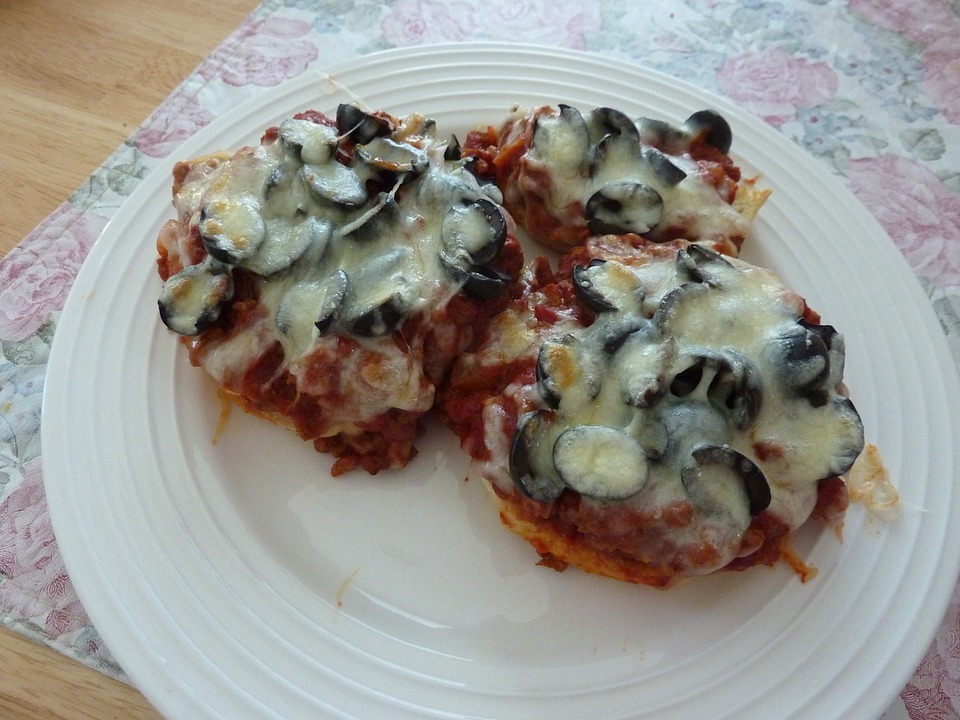 mini pizzas with cheese and olives