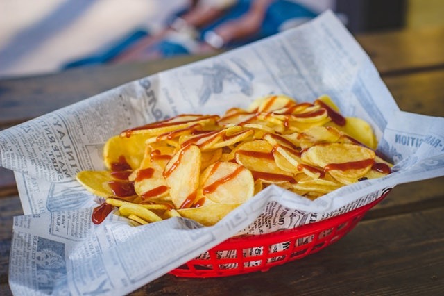 a closeup picture of a basket full of chips