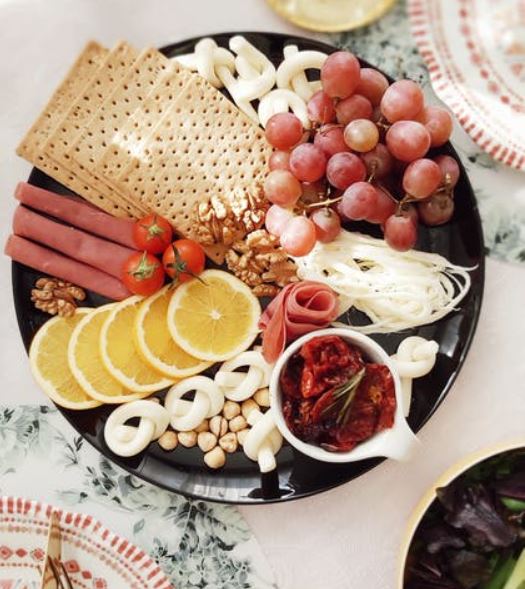 plateful-of-snacks-and-fruits-for-healthy-light-breakfast